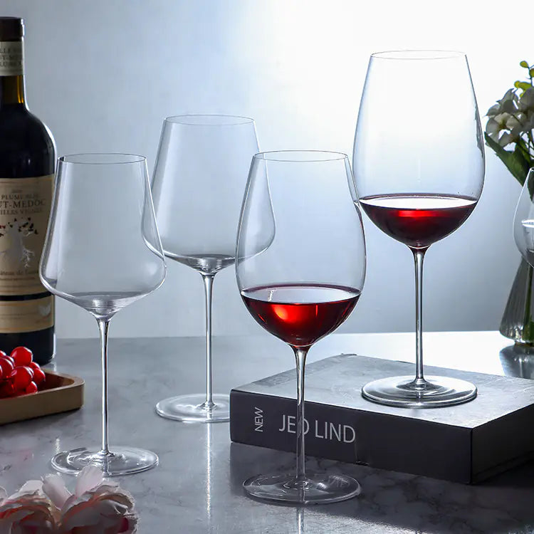 Calice da vino sottile in cristallo