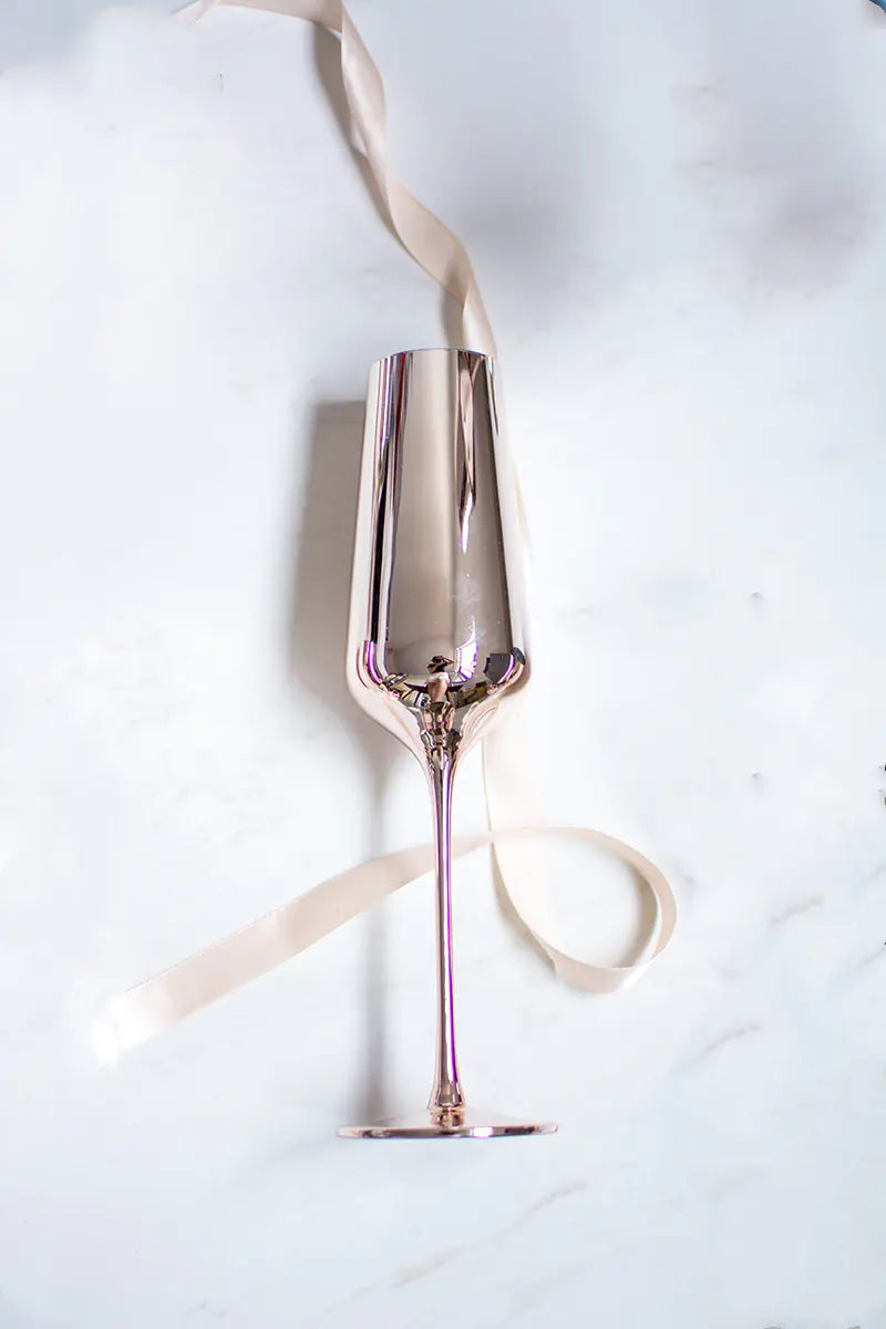 Elegante collezione di bicchieri in cristallo color oro rosa
