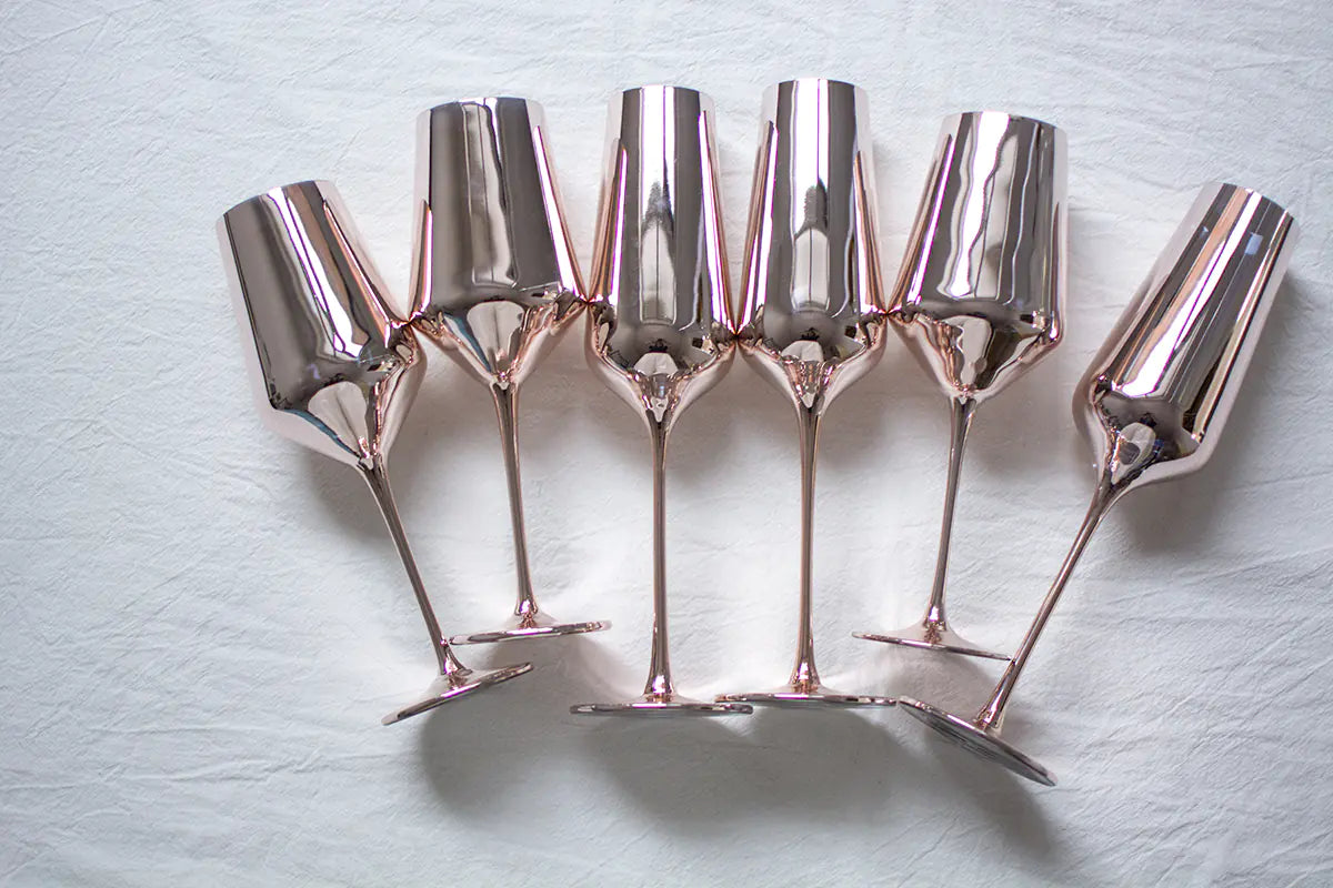 Elegante collezione di bicchieri in cristallo color oro rosa