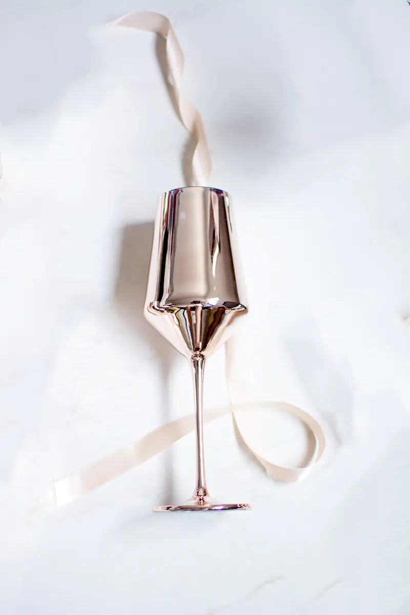 Elegante collezione di bicchieri in cristallo color oro rosa